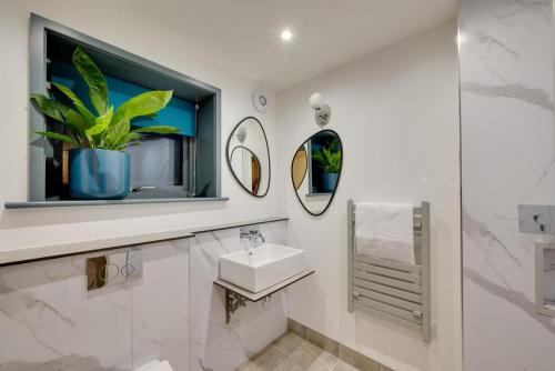 a bathroom with a sink and a mirror at 7 Bed in Holme-on-Spalding-Moor oc-vy216 in Holme upon Spalding Moor