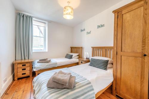 a bedroom with two beds and a window at 3 Bed in Braunton oc-soufar in Braunton