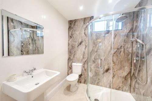 a bathroom with a sink toilet and a shower at 3 Bed in Braunton oc-soufar in Braunton