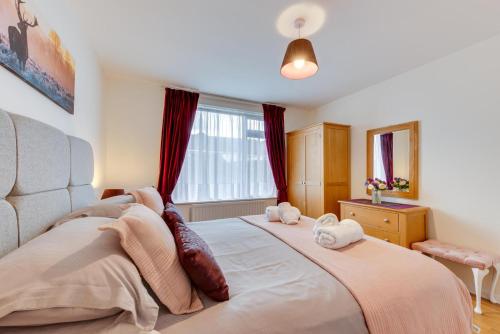 a bedroom with a large bed and a window at 2 Bed in South Molton oc-willo in South Molton
