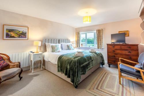 a bedroom with a bed and a tv and a chair at 2 Bed in Hawes oc-b30521 in Hardraw