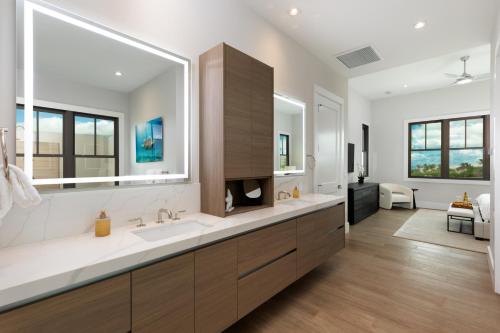 a bathroom with a large sink and a large mirror at ❤PiH❤ Hale Kailani Heated Private Pool Spa in Waimea