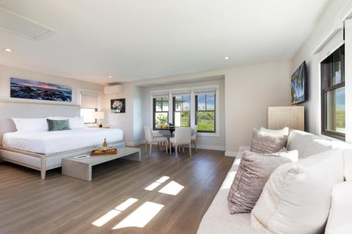 a bedroom with a bed and a living room at ❤PiH❤ Hale Kailani Heated Private Pool Spa in Waimea