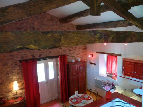 Chambre d'hôtes Puech Noly في Mont-Roc: مطبخ مع ستائر حمراء على جدران الغرفة
