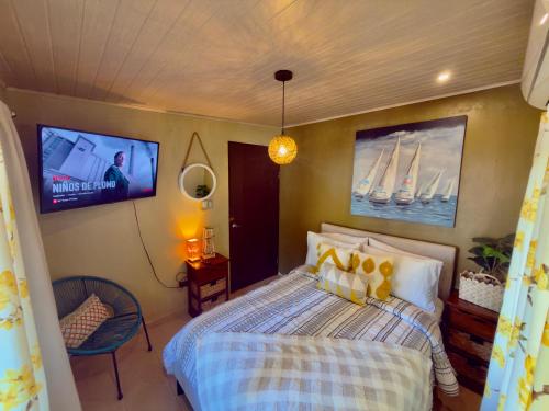 a bedroom with a bed and a tv on the wall at Casa Palma in Soná