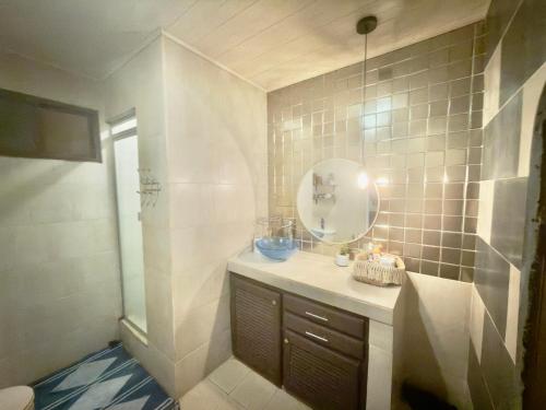 a bathroom with a sink and a mirror at Casa Palma in Soná