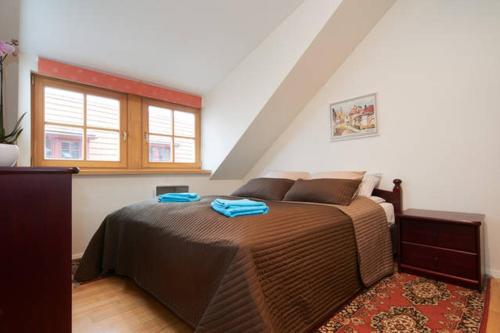 um quarto com uma cama com toalhas azuis em Old Town Apartment at Šv. Mikalojaus em Vilnius