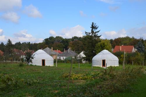 a group of three white domes in a field at Bagolyvár Fogadó- Újfalusy Márton Vendégház in Zirc
