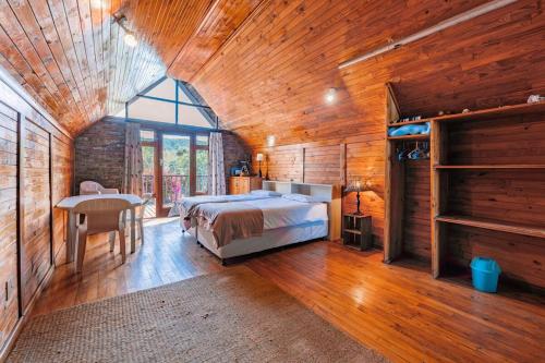 a bedroom with a bed and a table in a room at Villa Kappri in Natureʼs Valley