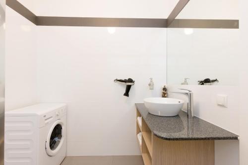 a bathroom with a washing machine and a sink at Vienna Stay Apartments Belvedere in Vienna