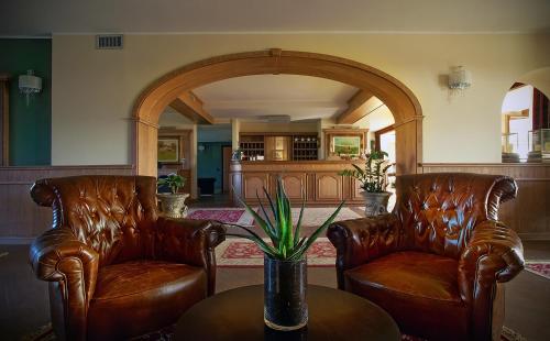 two leather chairs and a table in a living room at Agriturismo Il Boschetto in Ornago