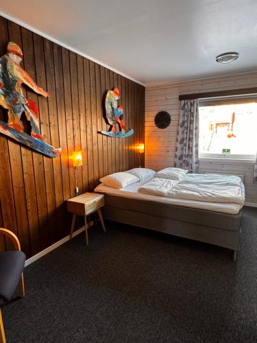 a small bedroom with a bed and a window at Ustedalen Lodge, Appartement 1 in Geilo