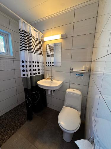 a bathroom with a toilet and a sink at Ustedalen Lodge, Appartement 1 in Geilo