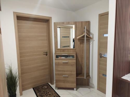 a bathroom with a wooden door and a mirror at L'échapée belle in Beinheim