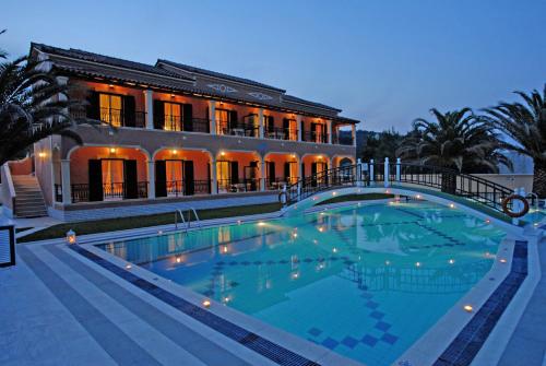 
a hotel room with a pool and a swimming pool at Dimitris Apartments in Sidari
