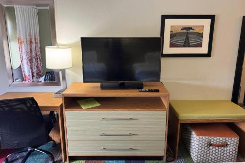 a desk with a television and a chair in a room at Gallus Stadium Park Inn, an Ascend Collection Hotel in Columbia