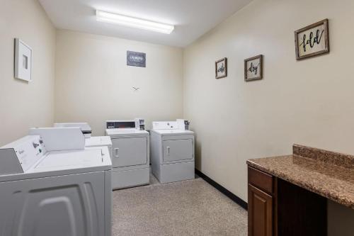 a laundry room with washers and dryers in it at Wingate by Wyndham Destin in Destin