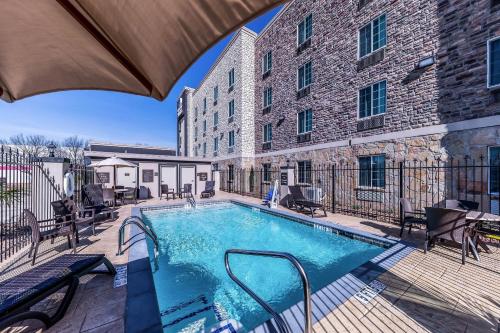 a swimming pool in front of a building at Comfort Suites Grand Prairie - Arlington North in Grand Prairie