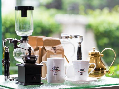 a table with two coffee cups and a blender at Wan Yue Grand Skylight Hotel in Bao'an