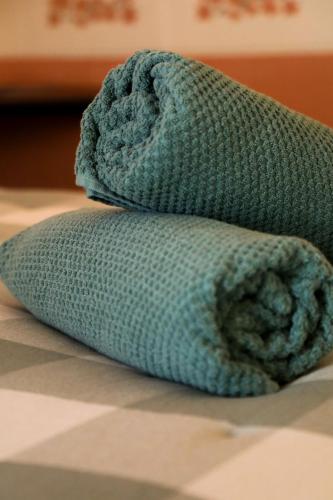 a green towel sitting on top of a table at Curtain Fig Motel in Yungaburra