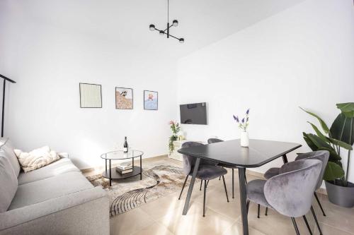 Bright Cozy 2BR l Private Balcony & Work Corner
