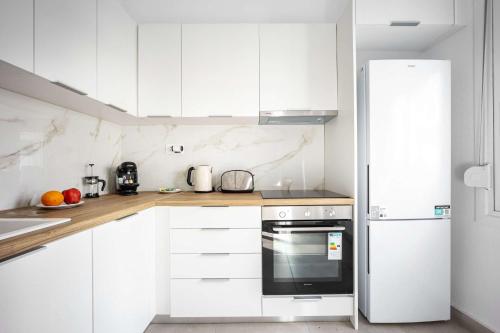 Bright Cozy 2BR l Private Balcony & Work Corner