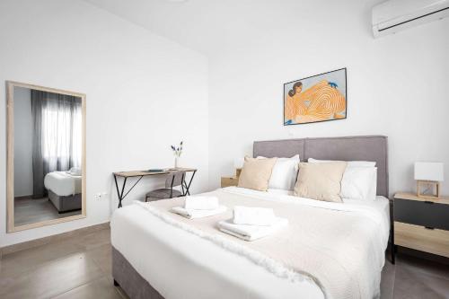 Bright Cozy 2BR l Private Balcony & Work Corner