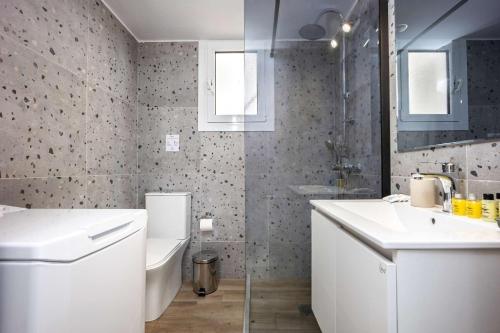 Bright Cozy 2BR l Private Balcony & Work Corner