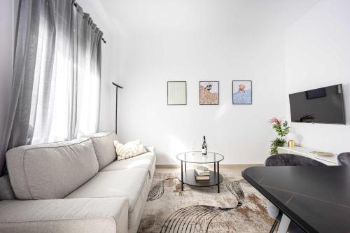 Bright Cozy 2BR l Private Balcony & Work Corner