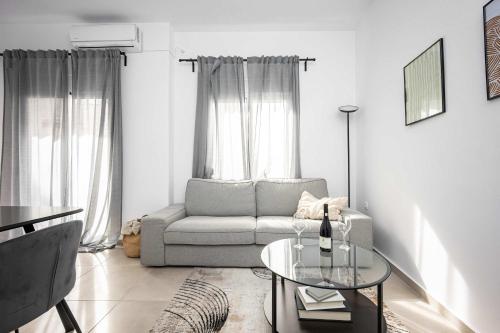 Bright Cozy 2BR l Private Balcony & Work Corner