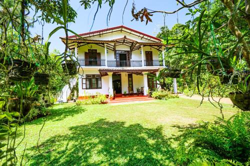 a house in the middle of a yard at Kataliya Villa in Ahungalla