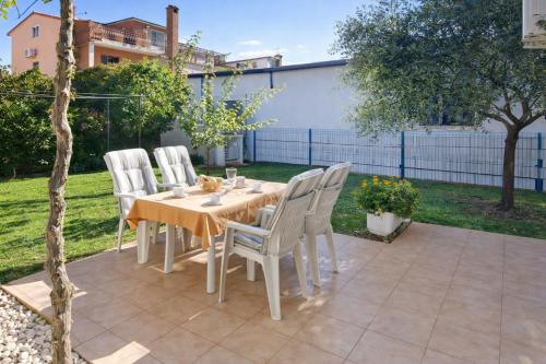 Quiet garden apartment in Umag