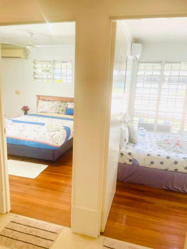 una camera da letto con due letti in una stanza di The Ideal Bed & Breakfast a Nadi