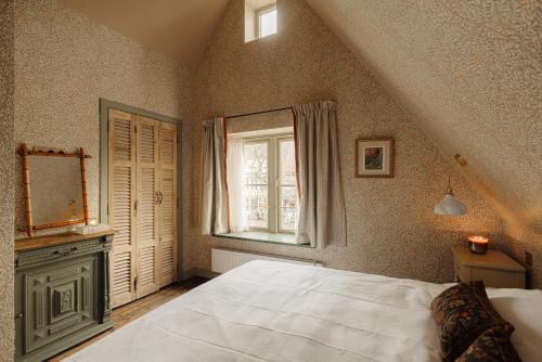 a bedroom with a large bed and a window at Atteheem in Breukelen