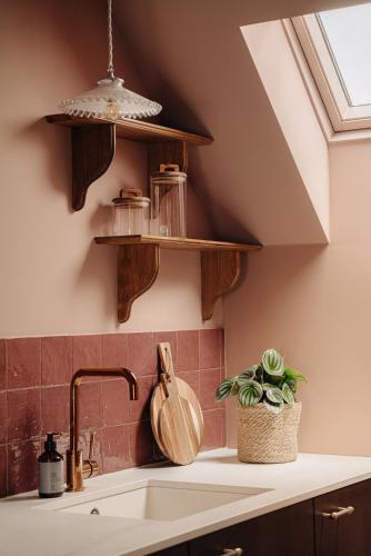 a kitchen with wooden shelves and a sink at Atteheem in Breukelen