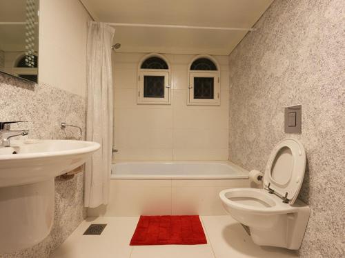 بيت وديع في Ghazīr: حمام مع مرحاض ومغسلة وحوض استحمام