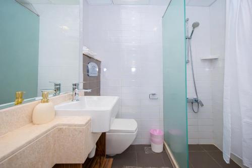 un bagno con lavandino, WC e doccia di Island Sands Studio a Ras al Khaimah