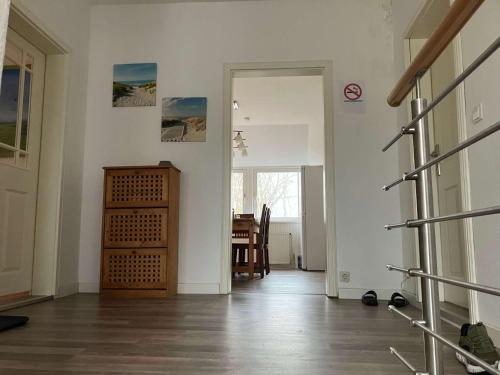 a hallway with a dining room and a table at Ferienwohnung Achelpöhler in Hagen im Bremischen