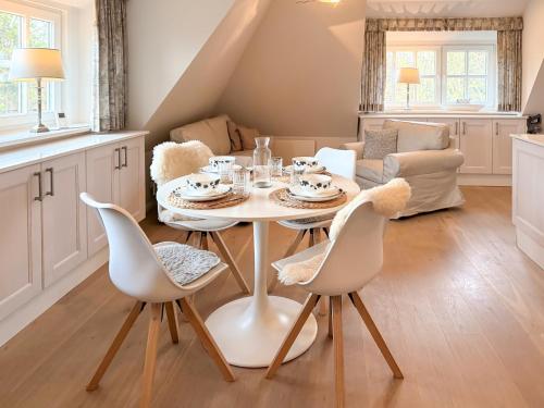 a kitchen and living room with a table and chairs at Juwel in Keitum