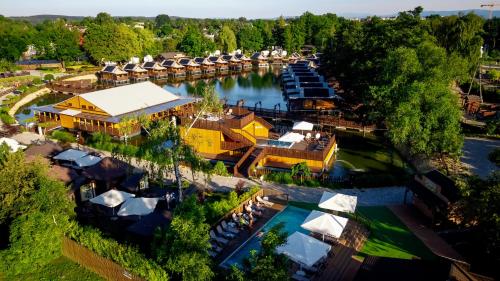 Luftaufnahme eines Jachthafens in einem Ferienort in der Unterkunft Western Camp Resort in Zator