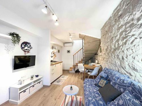 Stone House Bratuš - steps from the Beach