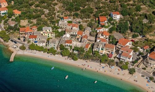 Stone House Bratuš - steps from the Beach