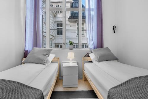 zwei Betten in einem Zimmer mit Fenster in der Unterkunft Fabryka in Bergen