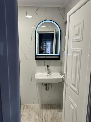a bathroom with a sink and a mirror at Mistral-Καπος in Erateini