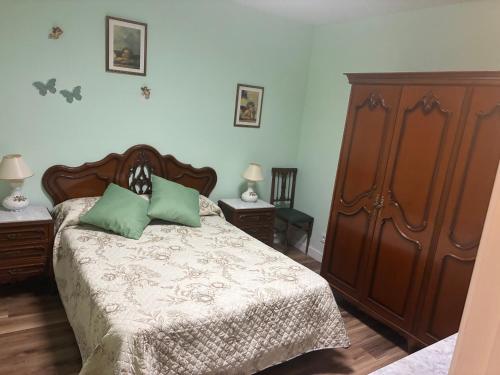 a bedroom with a bed with two green pillows at Puentecuervo 3 in Pancorbo