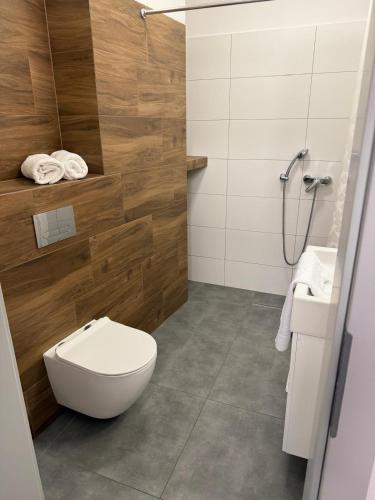 a bathroom with a toilet and a sink at Hostel Granat in Czekanów