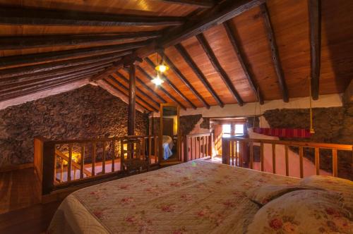 VallesecoにあるLas Calas de Vallesecoの木製の天井の客室で、ベッドルーム1室(大型ベッド1台付)