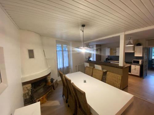 a kitchen and dining room with a table and chairs at Le Loft Dolois, Maison Loft in Dole