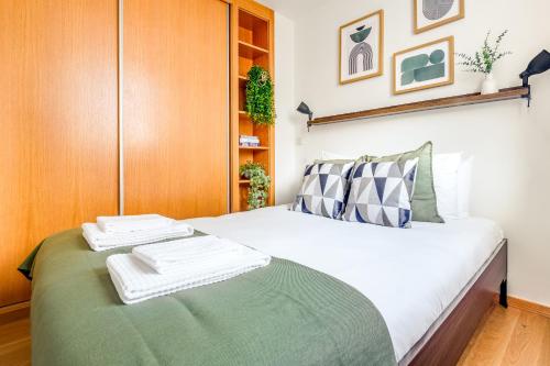 Camoes Apartment with AC near Metro