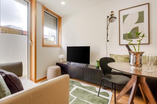 Camoes Apartment with AC near Metro